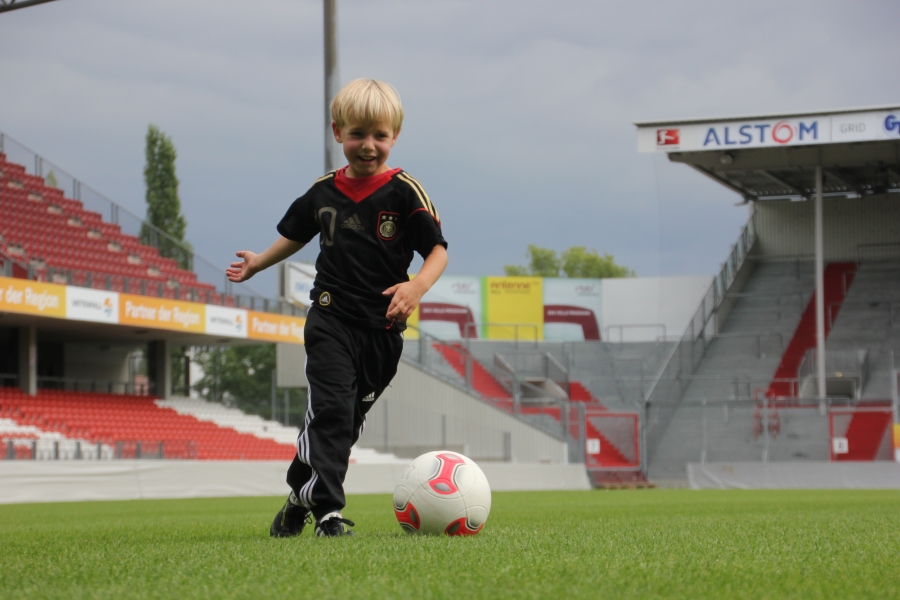Dribbling im Kinder Fußballtraining mit Spaß und Motivation